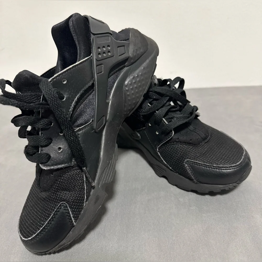 Nike Air Huarache Triple Black Sneakers | Size 5y